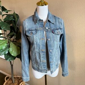 Levi’s Women’s Classic Denim Trucker Jacket Light Wash Blue Stretch – Size XS